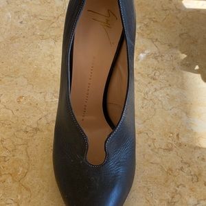 Giuseppe Zanotti runway pumps 39 new